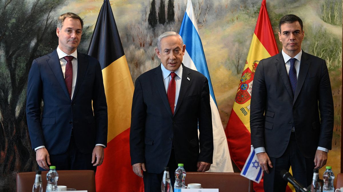 Premiéři Španělska a Belgie ostře kritizovali Izrael, ten předvolává velvyslance